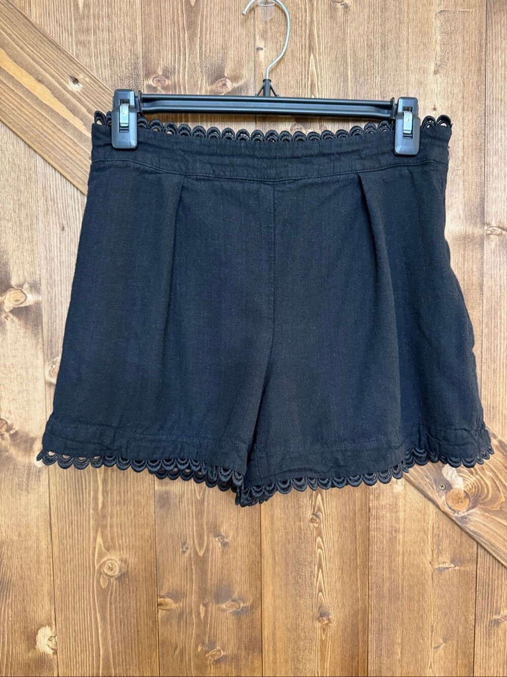 Express Women’s Size 2 Black High Rise Shorts Scalloped Eyelet Trim 3” Inseam(94